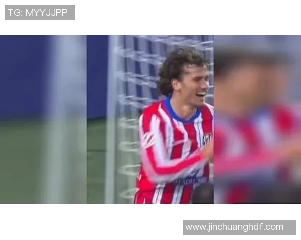 酒杯中的足球传奇与激情碰撞的精彩瞬间 酒杯中的足球传奇与激情碰撞的精彩瞬间